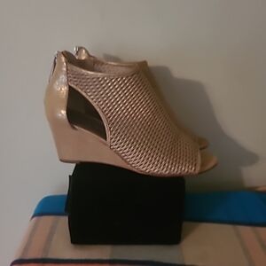 DONALD PLINER Jace Metallic Perforated Leather Peep Toe Wedge Sandal, Size 8.5M